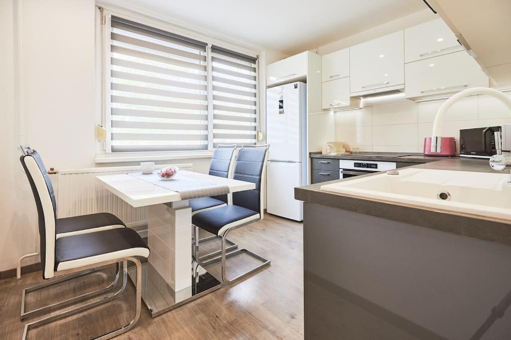 Zoe Apartman, Koezponthoz Koezel Apartment