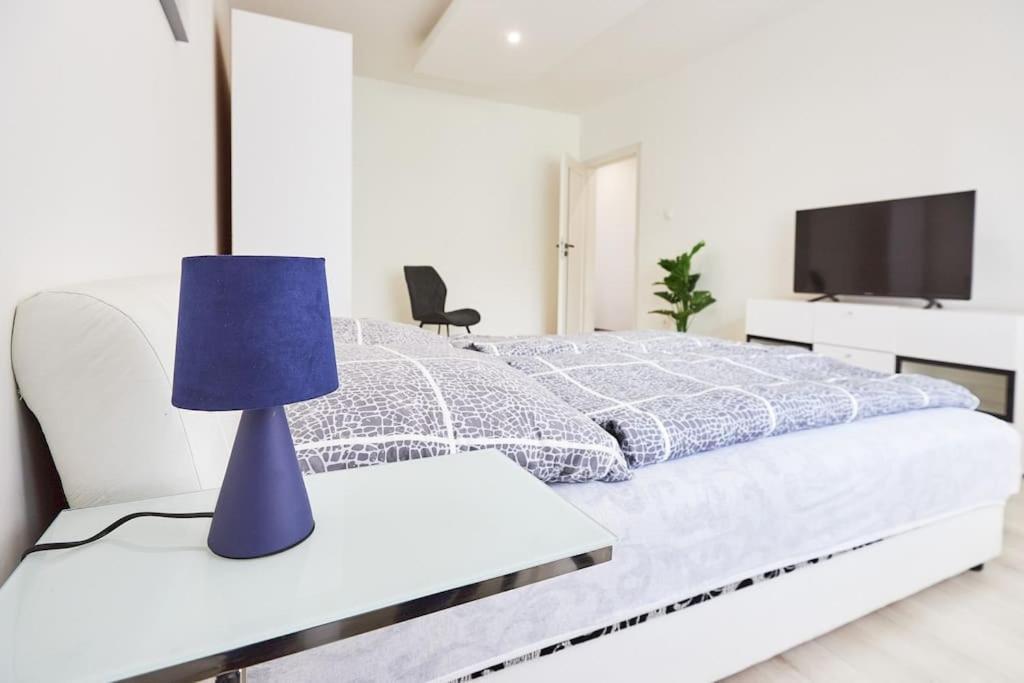 Zoe Apartman, Koezponthoz Koezel