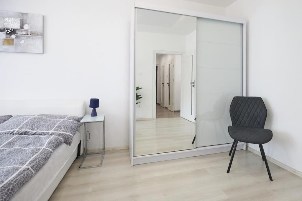 דירה Zoe Apartman, Koezponthoz Koezel *