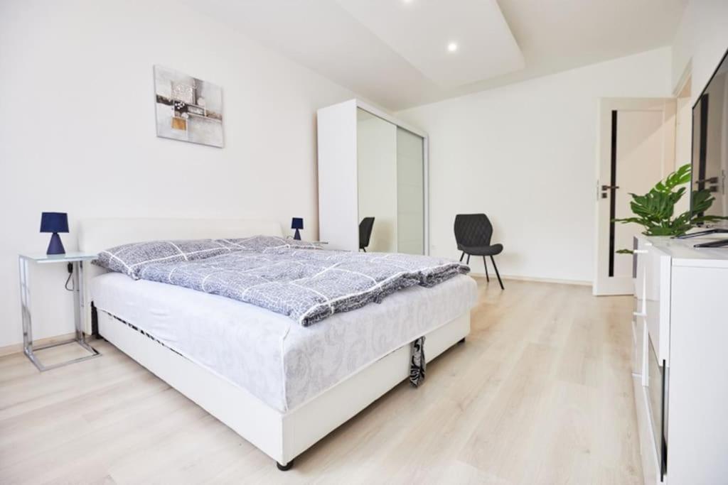 Zoe Apartman, Koezponthoz Koezel דירה